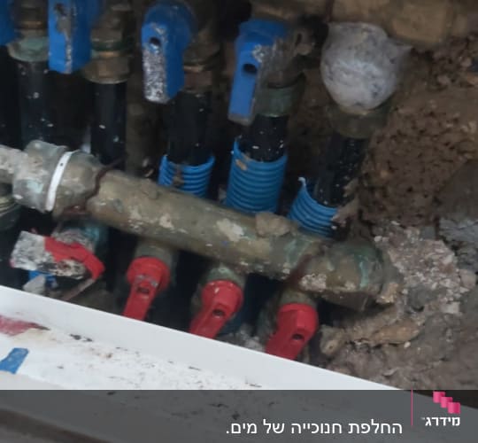 צינורות מים עם ברזים כחולים ואדומים